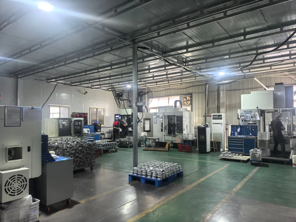Machining equipment with batches of metal components on pallets